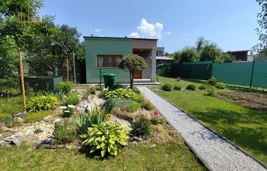 Predám pozemok s čarovnou záhradou a záhradným domčekom