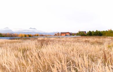 Rovinatý stavebný pozemok (1271 m2) Veľká Lomnica