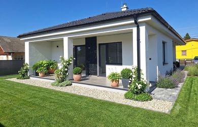 AZ. TOP PONUKA: Luxusný 4-izbový bungalov v Radave v prémiovej kvalite a dizajne