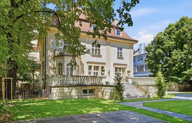 Historická budova v centre mesta s parkovaním, Sasinkova ulica, Bratislava