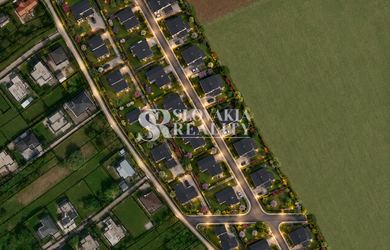 INVESTIČNÝ VEĽKY POZEMOK 993 m² - Nová Chrenová