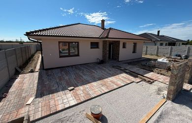 Akcia - tehlový 4 izb. bungalov až  - 125m2  s prestr. terasou - blízko ochody a služby, tichá ulica, blízko cyklochodník, tesne pri Malinove