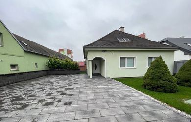 Prenájom 2-poschodového a podpivničeného rodinného domu na firemné účely, ul. Podzáhradná, BA II - Podunajské Biskupice