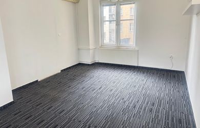 Na prenájom priestranný, nezariadený byt výmerou 87m2 v centre Bratislavy