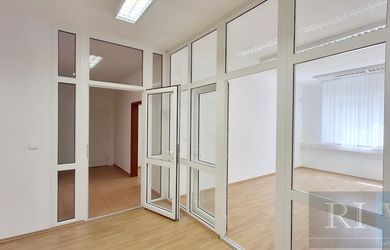 90 m2 – priestor vhodný na bývanie aj kancelárie v tichom prostredí v Ružinove