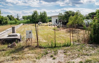 STAVEBNÝ POZEMOK S PRÁVOPLATNÝM STAVEBNÝM POVOLENÍM A PROJEKTOM – MARTOVCE id044-14-evba
