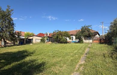 Na predaj starší rodinný dom s pozemkom o 819m2 pokojná ulica