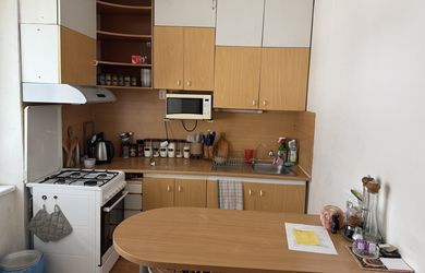 V centre Brezna ponúkame na predaj 3 izbový byt, 2 pivnice,veľa zelene