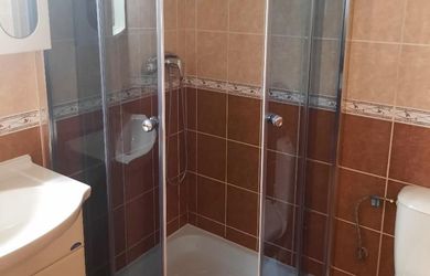 Zariadený menší 1-izb. byt, 28 m², kompletná rekonštrukcia, internet, parkovanie, kuchyňa samostatná, na Trnavskej ceste v Ružinove