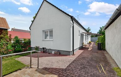 NA PREDAJ! Zrekonštruovaný 2,5-izbový rodinný dom vo Veľkom Grobe