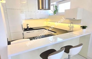 Kompletne zariadený a zrekonštruovaný 3 izbový byt s dvoma balkónmi, pivničnou kobkou a parkovacím státím v cene