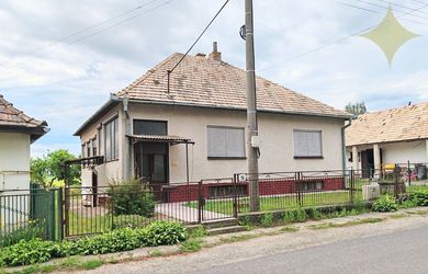 Rodinný dom s veľkým pozemkom v pokojnej obci - Veľká Čalomija