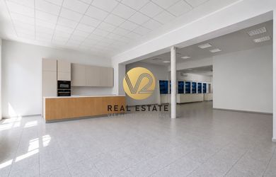 NA PRENÁJOM – Priestory o výmere 300m2 s veľkými výkladmi v centre