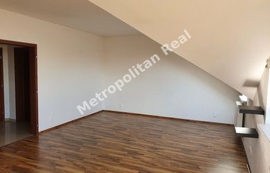 Nezariadený 1 izbový byt s balkónom s parkovacím miestom v cene