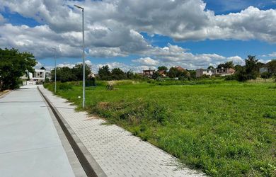 Pozemok s prípojkami (voda, kanál, elektrina), 618 m2, stavebné povolenie
