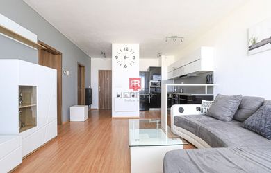 HERRYS - Na prenájom kompletne zariadený 2 izbový byt s balkónom a garážovým státím v Petržalke