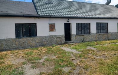 Rekreačná chata na slnečnom rovinatom pozemku , využite skvelú príležitosť.