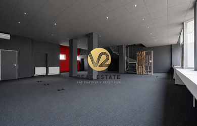 Na PRENÁJOM Reprezentatívne priestory o výmere 300m2 s veľkými výkladmi v centre