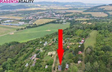 Chata v obľúbenej lokalite pod Beckovským hradom – ideálne miesto na oddych aj záhradkárčenie
