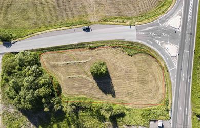 Komerčný pozemok 2 916 m2 v dotyku s novou štvrťou IBV a zjazdom z D1, UPI stanovisko obce