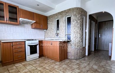 Pekný, slnečný 1 izbový byt s balkónom a klimatizáciou, ul. Perecká, Levice