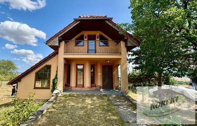 Na predaj výnimočný vinohradnícky dom s vínnou pivnicou pri obci Rybník s 32-árovým pozemkom a panoramatickými výhľadmi