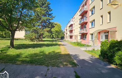 PREDAJ - Svetlý 2-izbový byt (49,46 m²) na prízemí v obklopení zelene – priamo v centre Senice (Hviezdoslavova ul.)