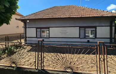 Rodinný dom s veľkým 1 800 m² pozemkom v obci Bešeňov