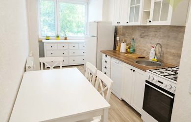 Na prenájom kompletne zrekonštruovaný 3-izbový byt 64 m2, Handlová, ul. Okružná