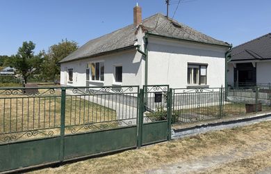 Na predaj, rodinný dom, garáž, prístavba, pozemok 997 m2, Sokolce, okres Komárno