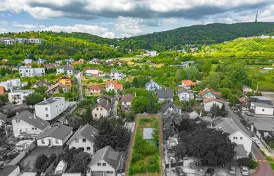 Rezervované  Stavebný pozemok so starším RD - 404 m2 Bratislava - Nové Mesto, časť Ahoj