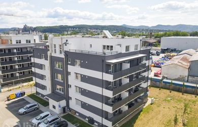 NOVINKA - novostavba 2i byt s terasou + park. / ul. Kožušnícka TN
