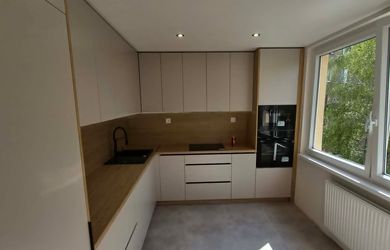 EXKLUZÍVNE IBA U NÁS! Moderný 3-izbový byt po kompletnej rekonštrukcii s dvomi balkónmi – Gazdovská ulica, Komárno