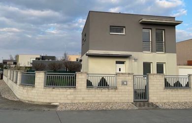 Na predaj priestranný 5-izbový rožný rodinný dom situovaný v pokojnej a vyhľadávanej lokalite