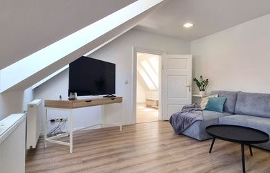 MODERNÝ  KLIMATIZOVANÝ  3i. APARTMÁN 74,3m2  NA HLAVNOM NÁMESTÍ  V CENTRE BRATISLAVY / STARÉ MESTO.
