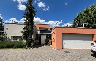 Na predaj priestranný, čiastočne zrekonštruovaný 5-izbový rodinný dom o rozlohe 227m2