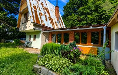 EXKLUZÍVNE- Na Predaj dvojpodlažná murovaná chata s prístavbou a skladom – Handlová, Nová Lehota