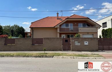 Nadčasová rodinná vila s veľkorysou dispozíciou, garážou a upravenou záhradou | Senec