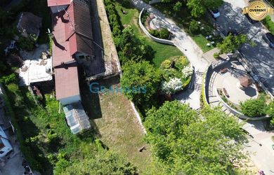 Stavebný pozemok 459 m² v srdci starej Dúbravky, všetky inžinierske siete, pokojná rezidenčná lokalita a UPI k dispozícii