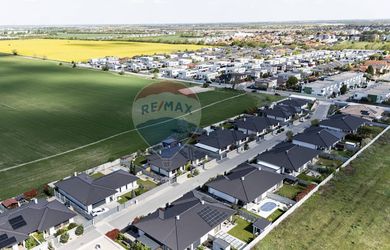 NA PREDAJ : Pozemok na bývanie  609 m2, vrátane podielu na ceste, Jazerná ul. Rovinka.