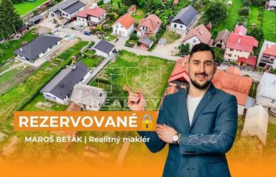 ---- REZERVOVANÉ ---- Na predaj pozemok, Turany