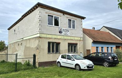 Na predaj rozostavaný dvojgeneračný RD v centre Šenkvíc.