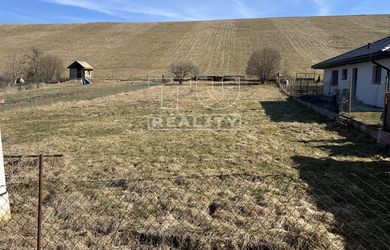 TUreality ponúkajú na predaj stavebný pozemok 1400m2 v Krmeši