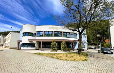 Prenájom: priestory pre obchod, služby, administratívu, kancelárie v centre Podbrezovej