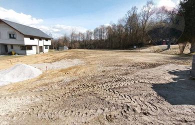 Stavebný pozemok s platným stavebným povolením – začnite stavať ihneď