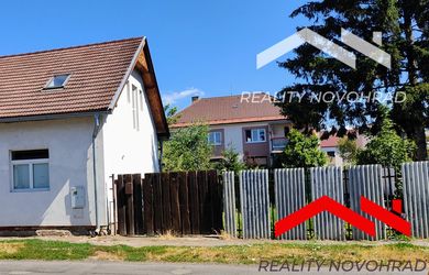 ???? Rodinný dom s obytným podkrovím a modernizovaným interiérom v centre Lučenca