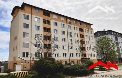 ???? EXKLUZÍVNE | Veľkometrážny 4-izbový byt s loggiou, parkovaním a panoramatickým výhľadom – Lučenec, Opatová