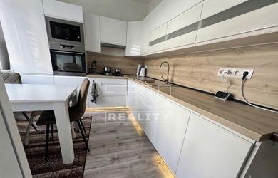TUreality predáva SVETLÝ A PRAKTICKY RIEŠENÝ 2-IZBOVÝ BYT S BALKÓNOM Košice - širšie centrum