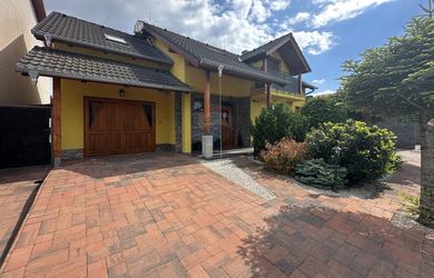 NA PREDAJ – ŠTÝLOVÝ RODINNÝ DOM 179 m2 V TICHEJ ČASTI MESTA