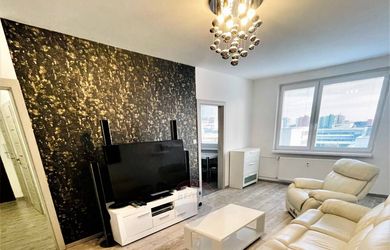 RE/MAX ponúka na dlhodobý  prenájom veľmi pekný luxusne zariadený   3 izbový byt v Trnave.